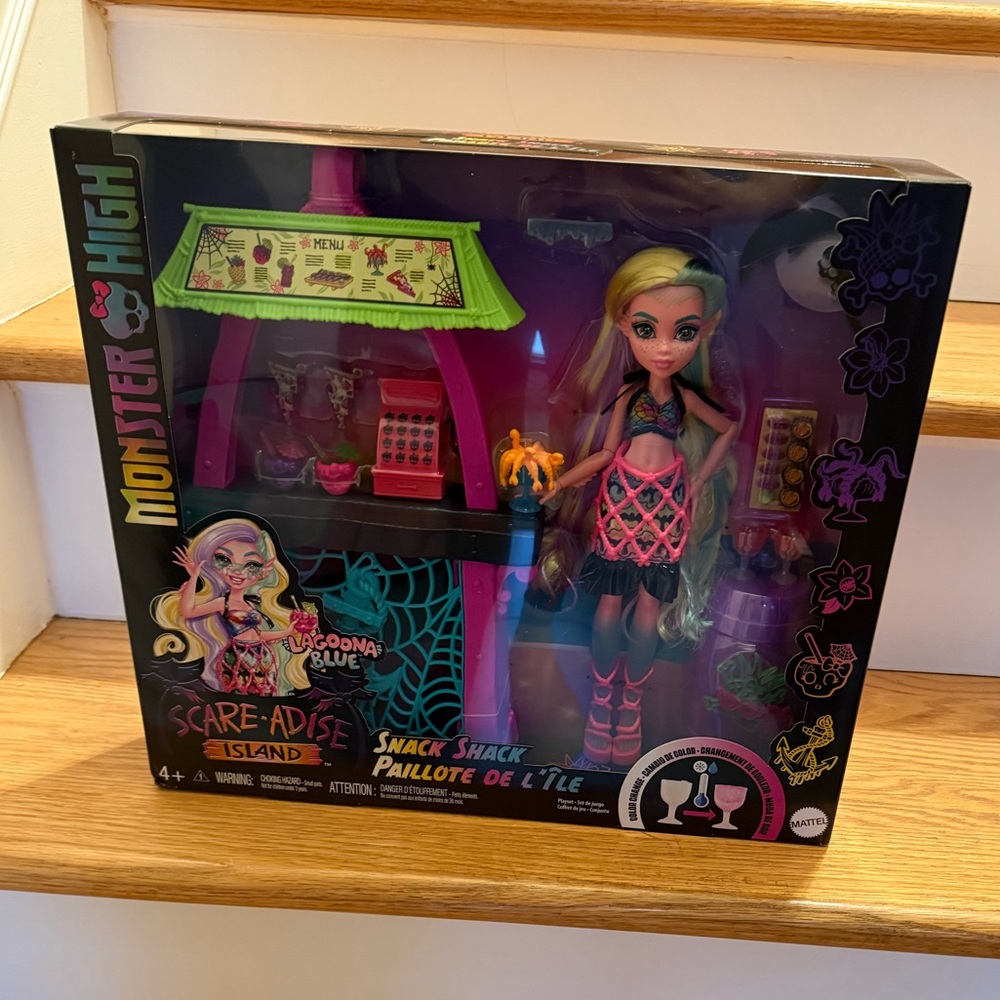 Nwt Monster High Scare-adise Island Playset with Doll